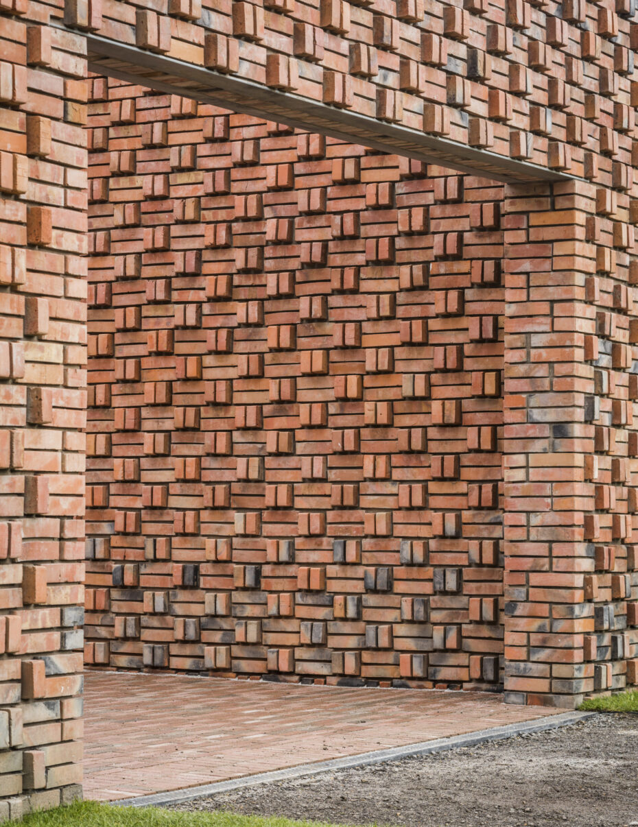 Otwór bramowy w ceglanej nowoczesnej ścianie