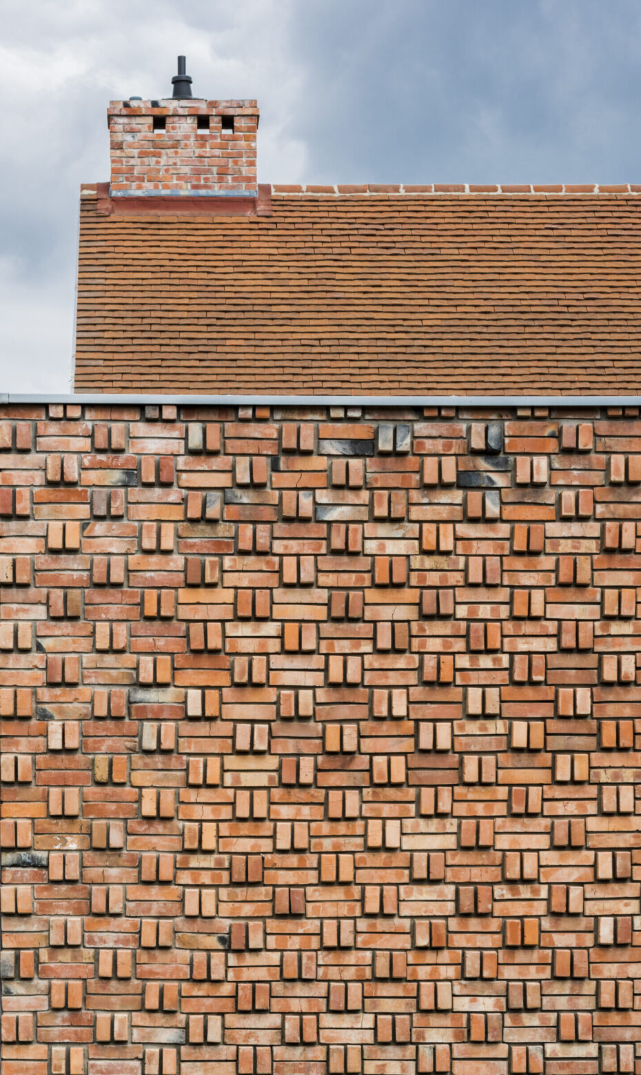 ceglany mur dach z dachówki tradycyjny komin