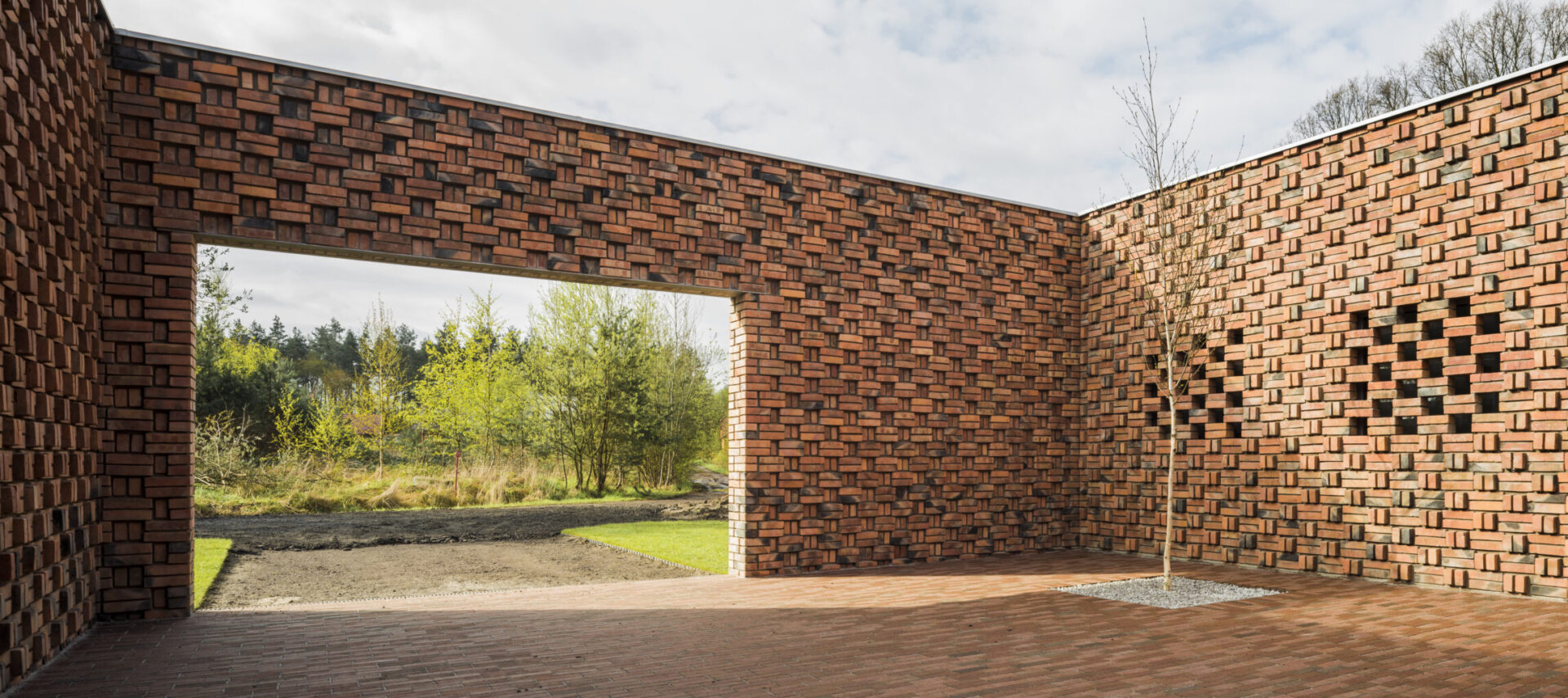 Brama ceglanego dziedzińca indywidualny projekt domu