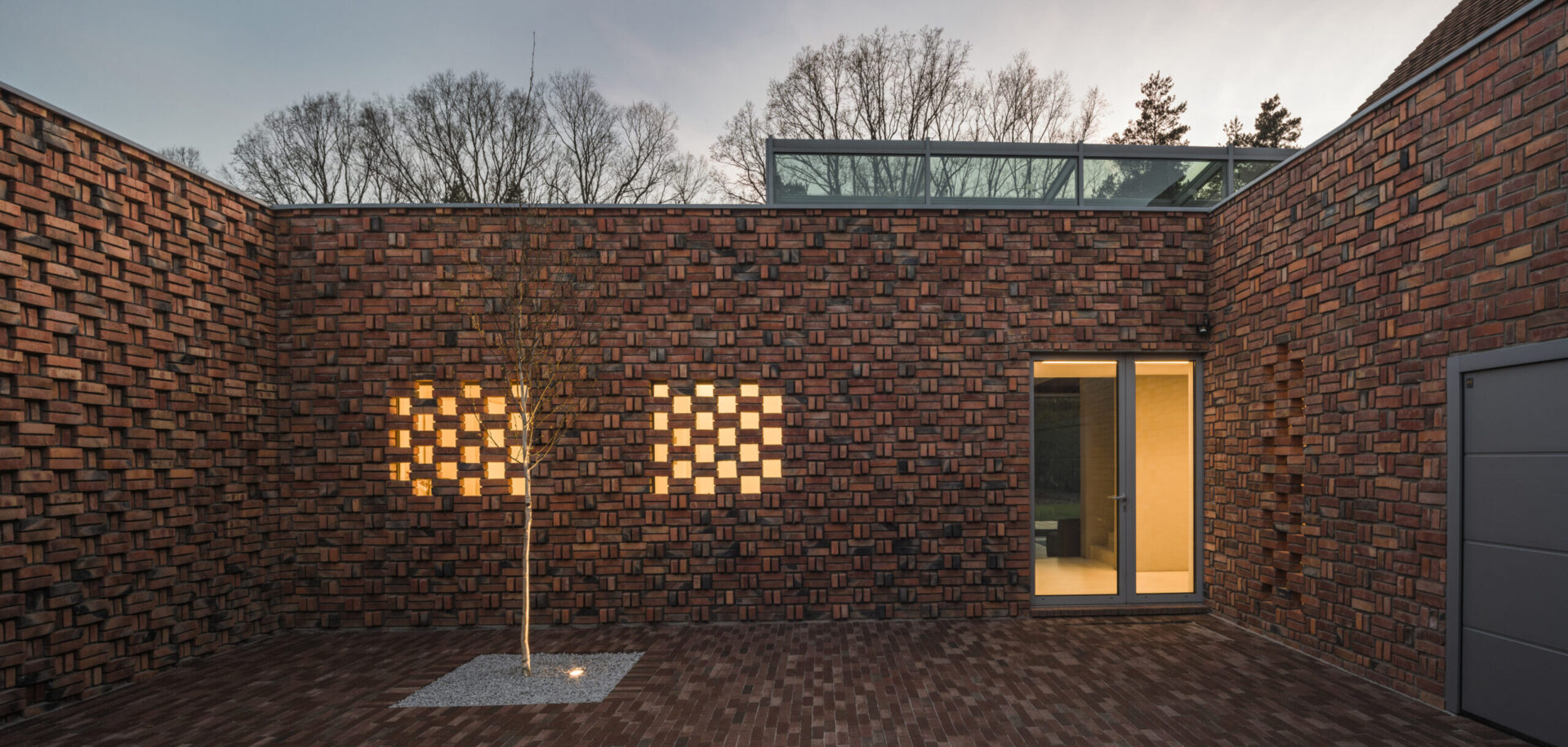 Widok na dom z ceglanego patio w środku domu