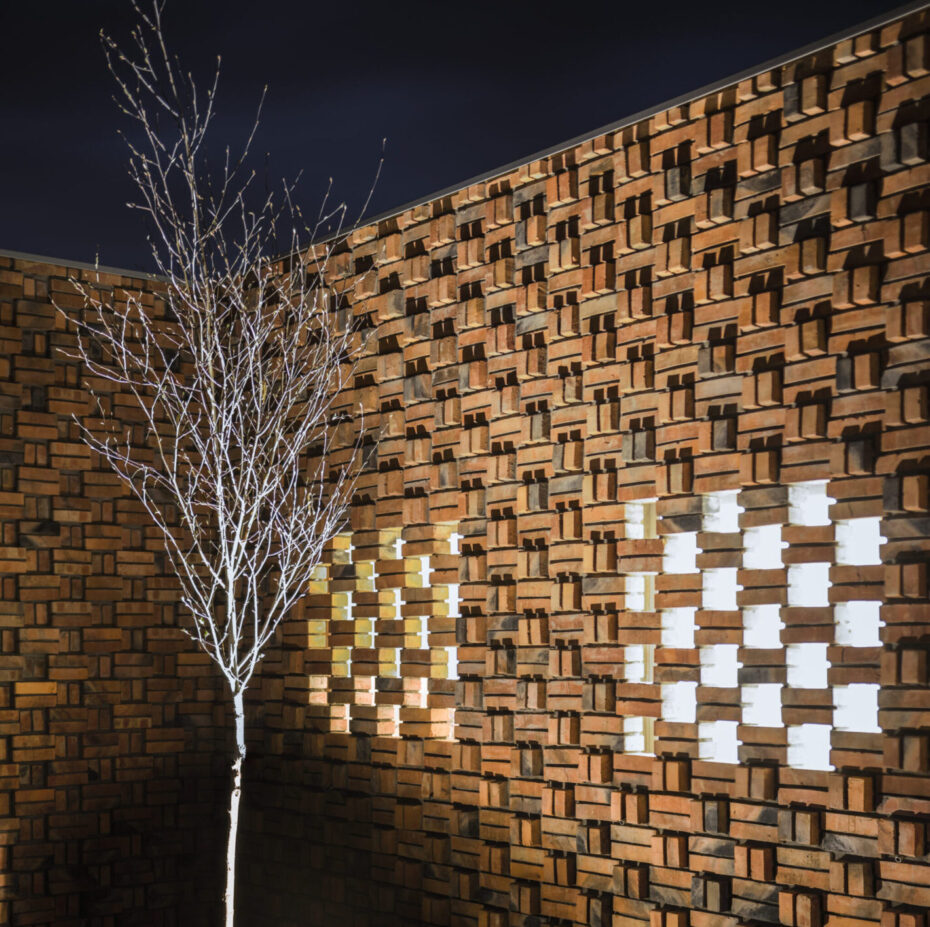 Nocne światło na ścianach domowego patio z cegły