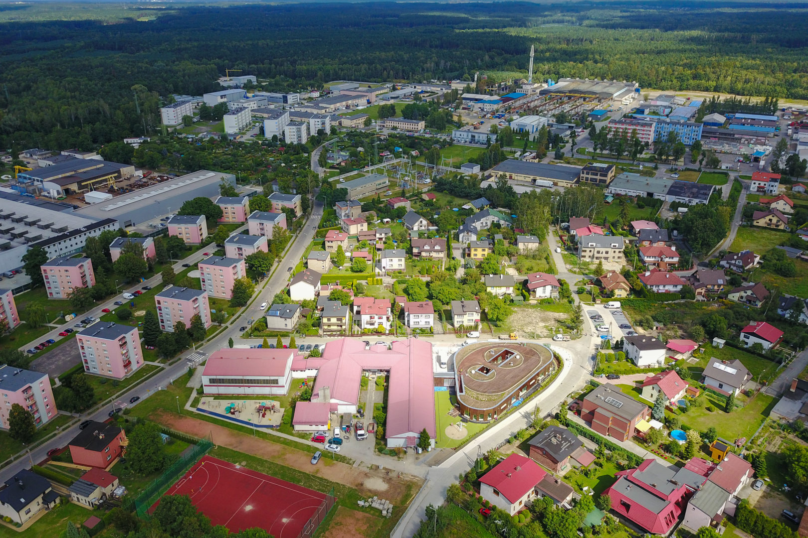 projekt parterowego przedszkola widok z lotu ptaka w kontekście urbanistycznym