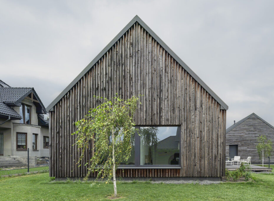 Elewacja domu jednorodzinnego z drewnianą elewacją po 5 latach