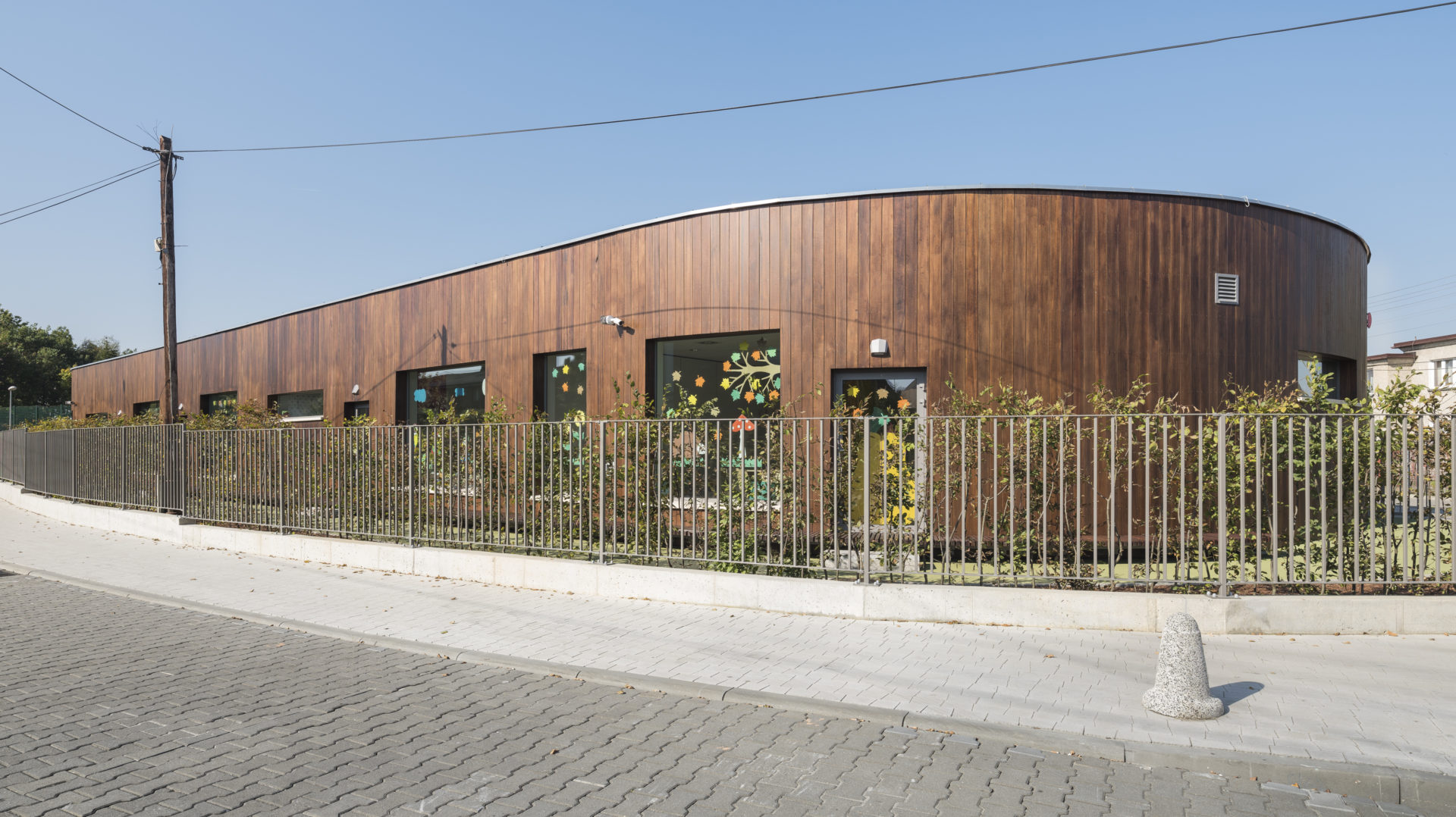 projekt parterowego budynku edukacyjnego 