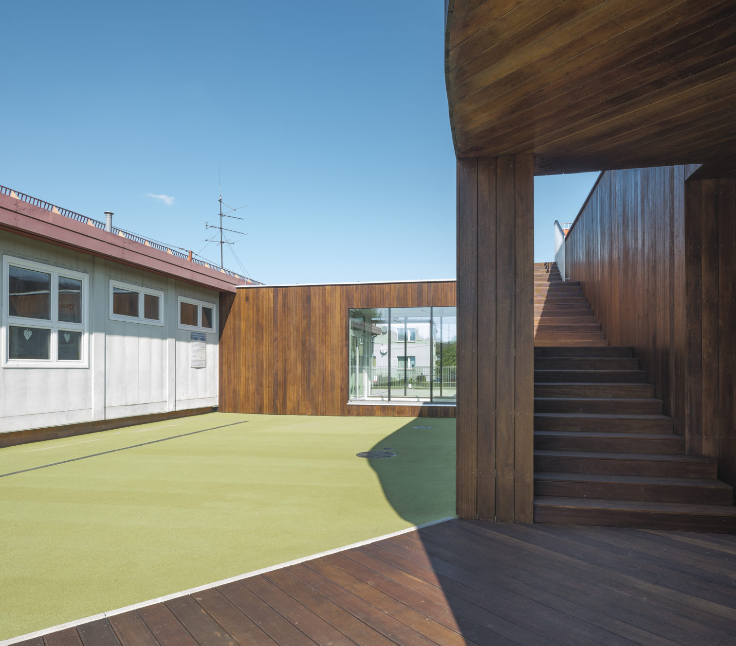 połączenie z istniejącym budynkiem szkoły