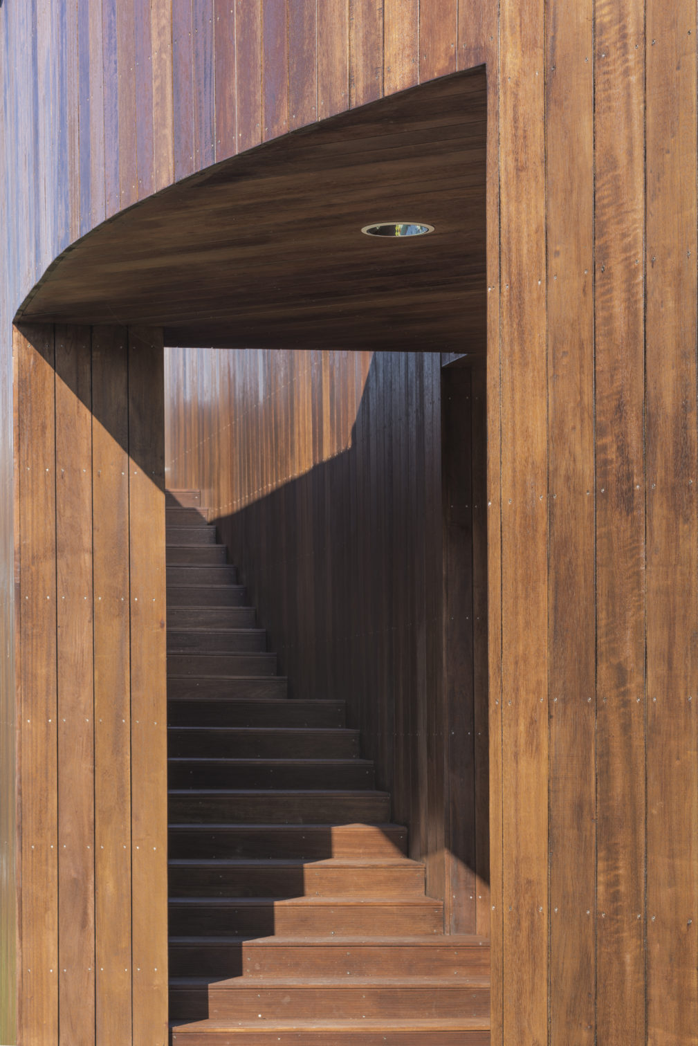 Detal drewnianej elewacji i schodów