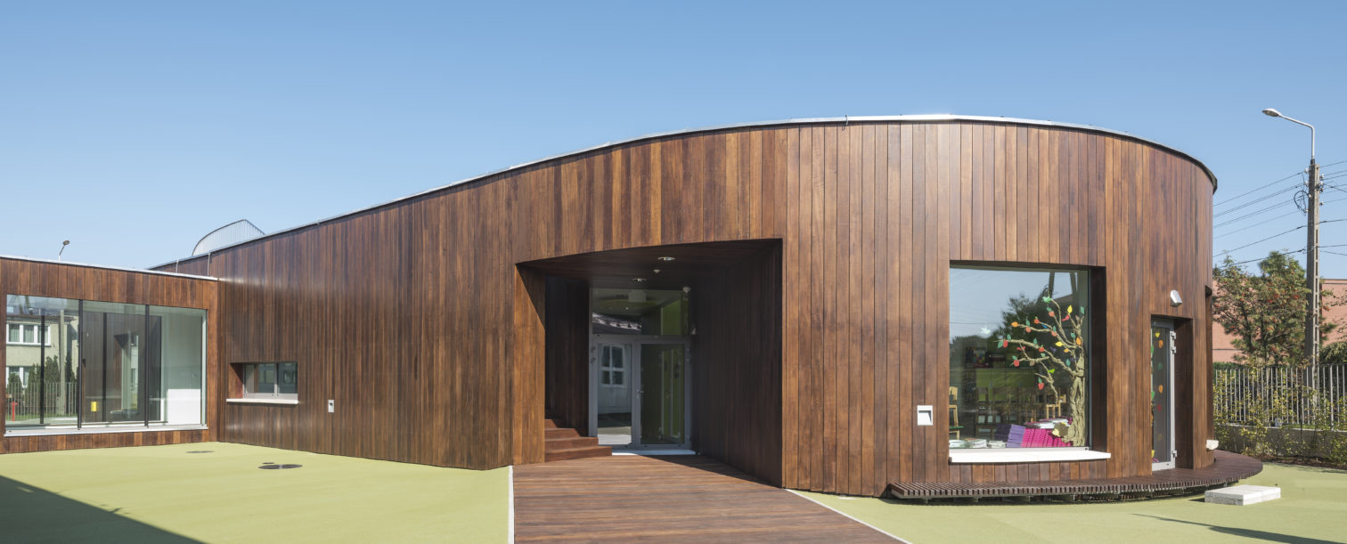 zdjęcia z realizacji projektu parterowego przedszkola z drewnianą elewacją