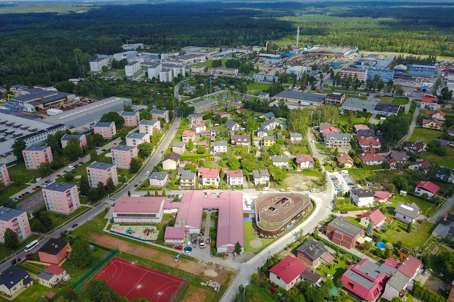 Widok z lotu ptaka na miasto i okoliczne tereny zielone