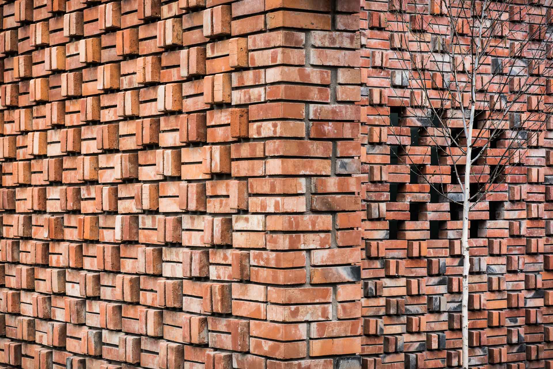 Detal wiązania cegły na elewacji domu jednorodzinnego