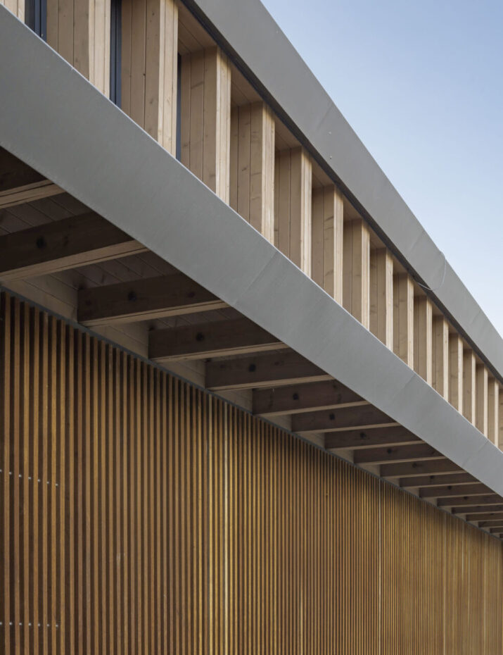 Detal połączenia dachu ze ścianą z drewnianą konstrukcją i obróbką blacharską