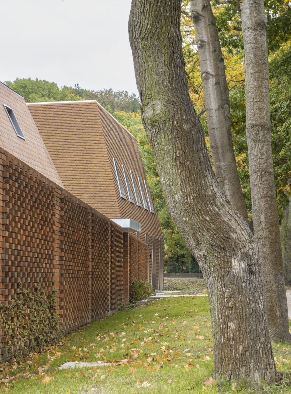 Zbliżenie na ogrodzenie wykonane z cegły