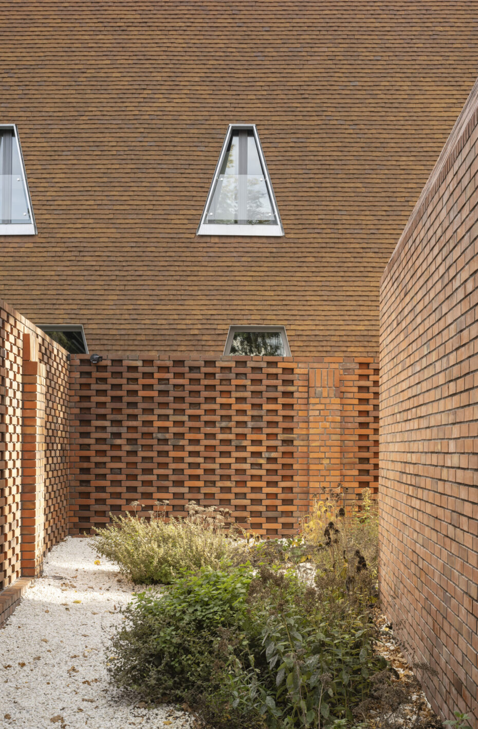 Zbliżenie na ceglaną elewację budynku publicznego