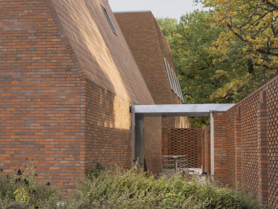 Zbliżenie na ceglaną elewację budynku publicznego