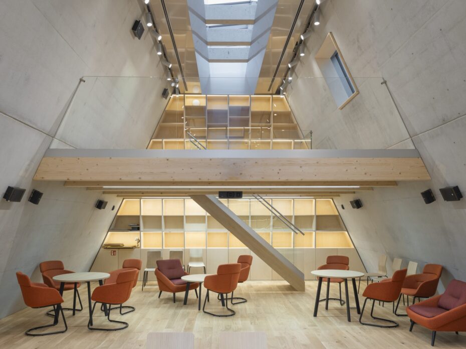 Przestrzeń wspólna budynku publicznego z wygodnymi fotelami