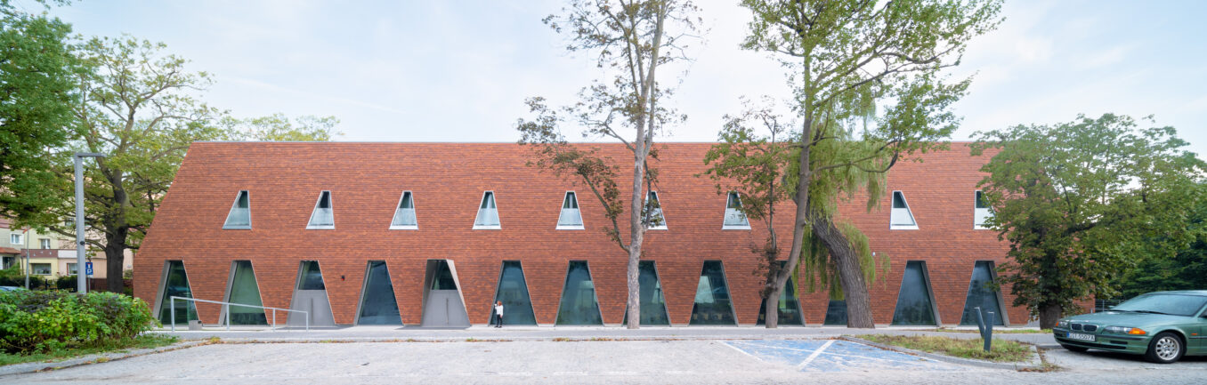 Ośrodek Szkoleniowo Naukowy Okręgowej Izby Lekarskiej w Gdańsku autorstwa pracowni TOPROJEKT z Rybnika