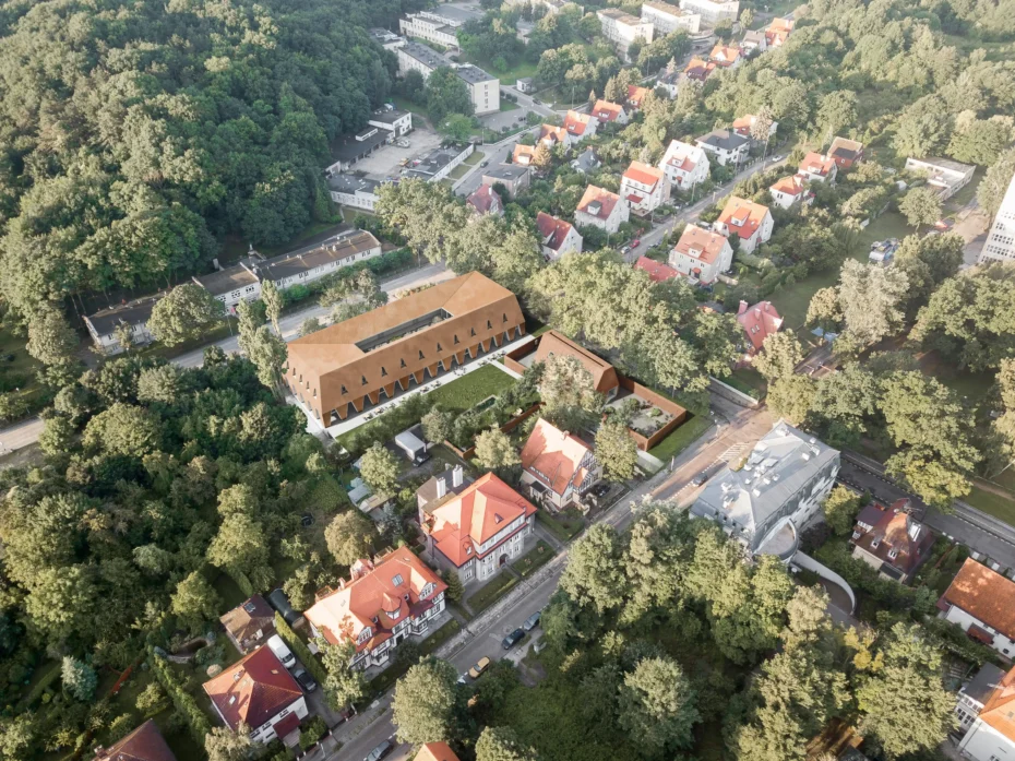 Widok z lotu ptaka na dzielnicę Aniołki w Gdańsku z nowo powstałym budynkiem OIL.