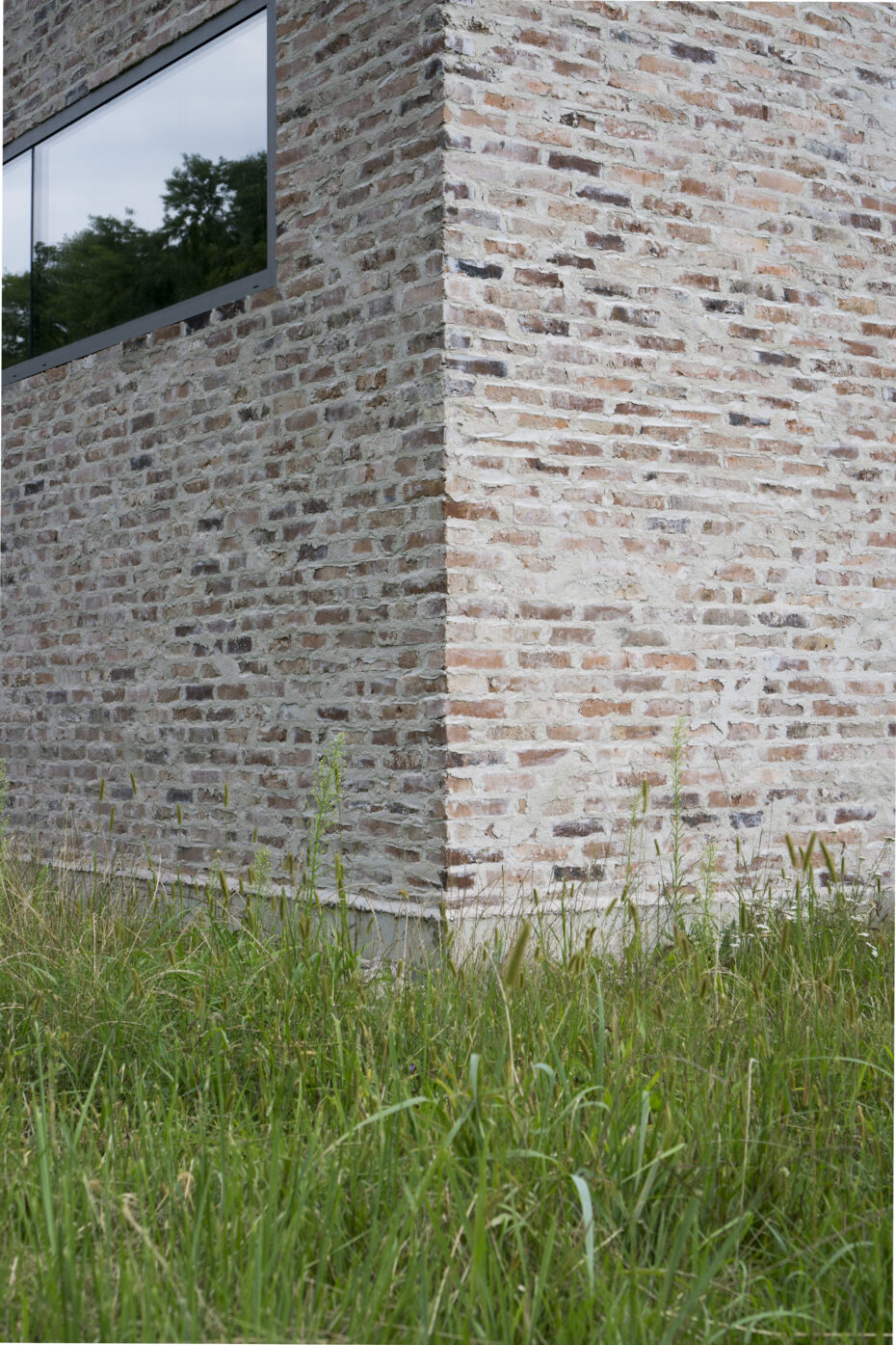 Detal elewacji wykonanej z cegły.