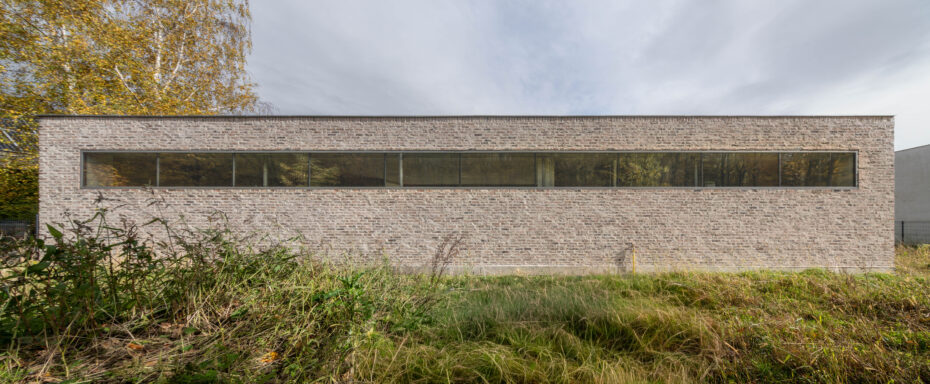 elewacja z cegły z podłużnym oknem pasowym