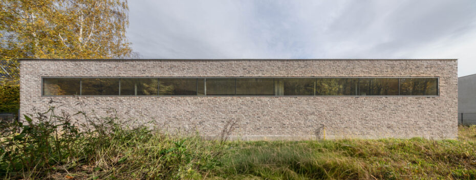 elewacja ceglana z podłużnym oknem pasowym