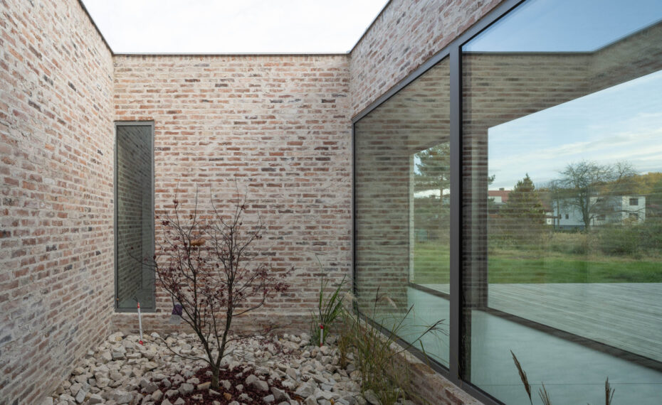 Dziedziniec domu jednorodzinnego z przeszkleniem