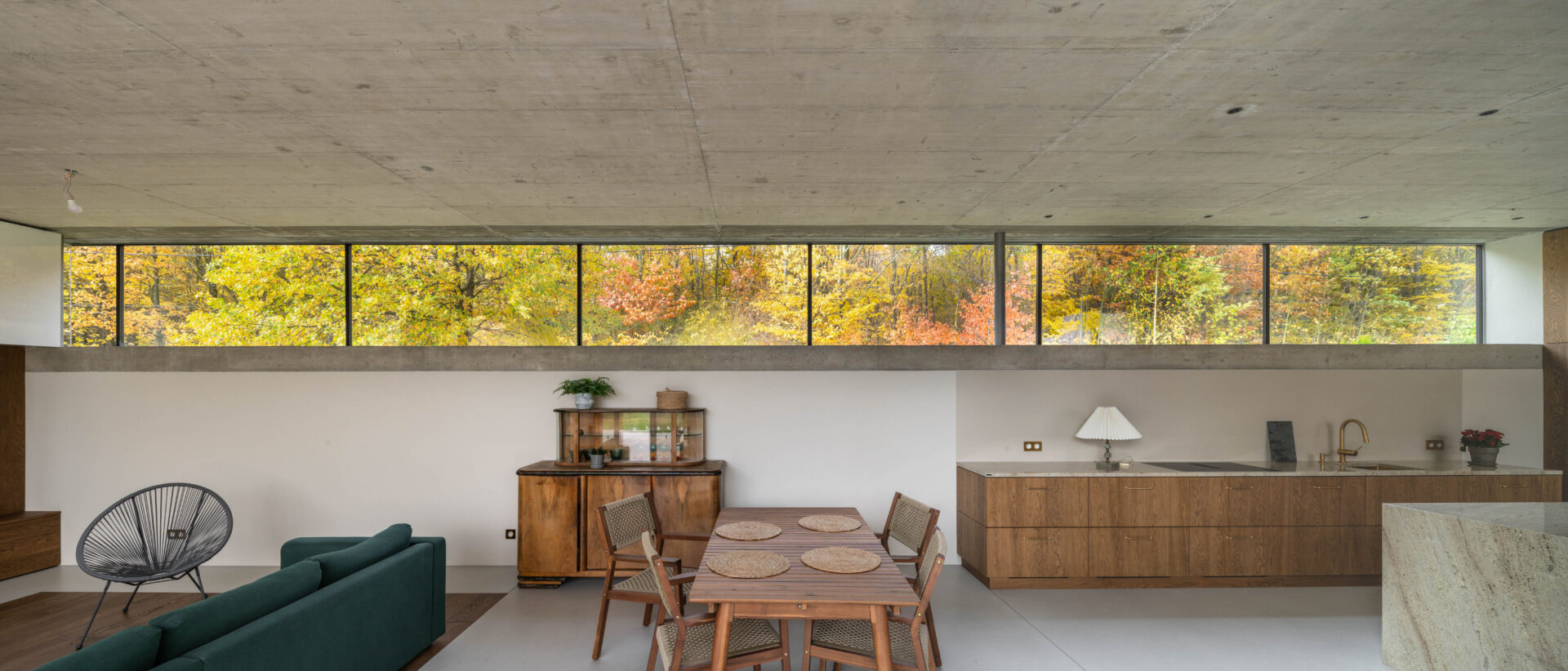 Strefa dzienna w domu jednorodzinnym ze stołem i sofą