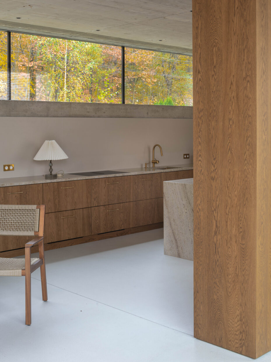 Kuchnia z drewnianych materiałów z szerokim oknem na las