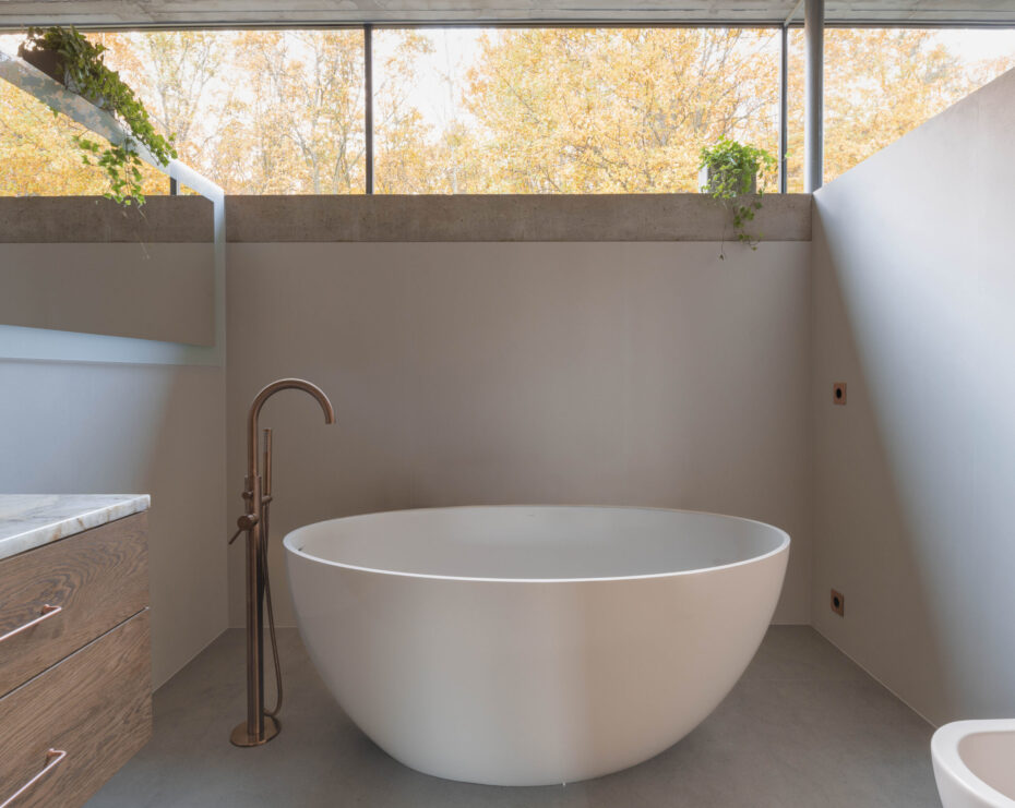 Wolnostojąca wanna w łazience domu jednorodzinnego