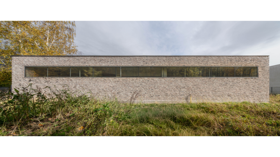 elewacja z cegły z podłużnym oknem pasowym