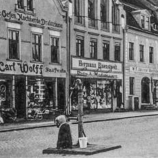 Czarno-białe zdjęcie starego rynku Trzebiatów