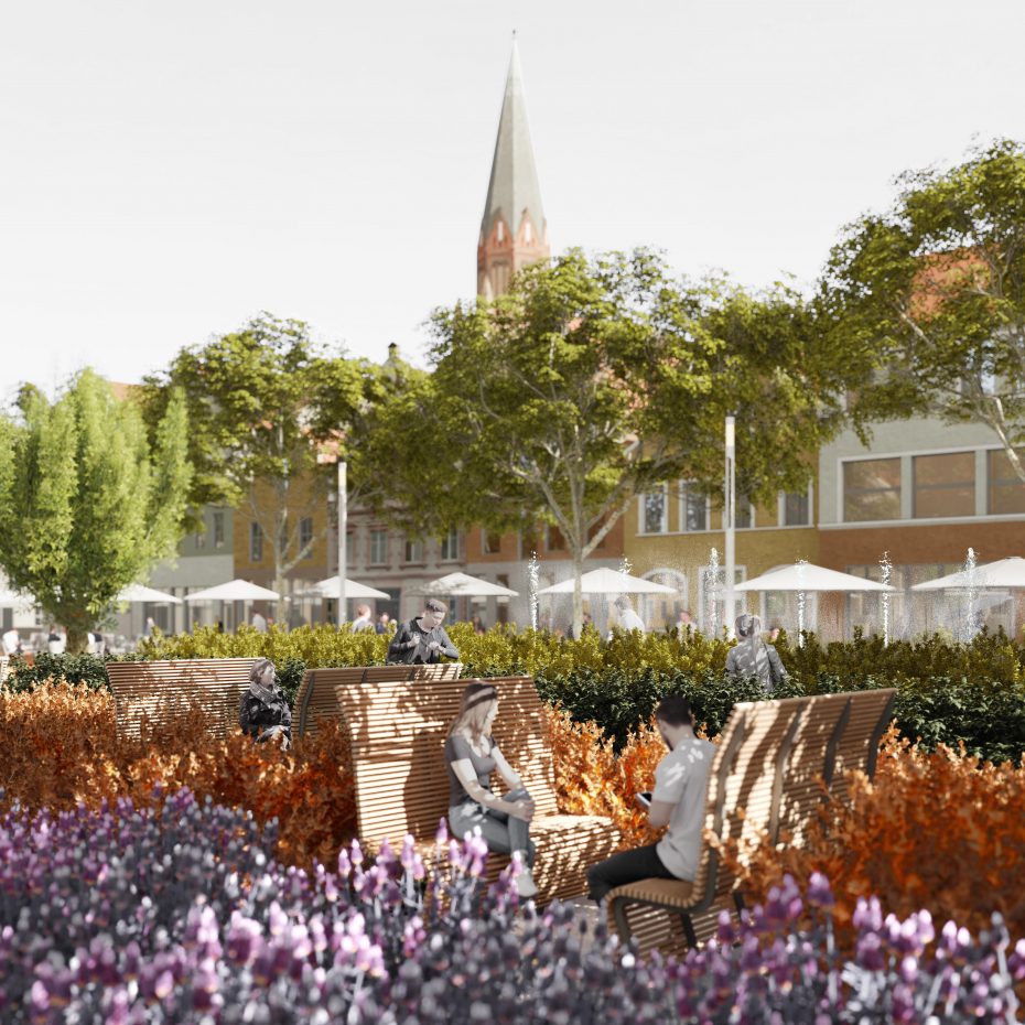 Osoby siedzące na ławce na ukwieconym rynku w Trzebiatowie