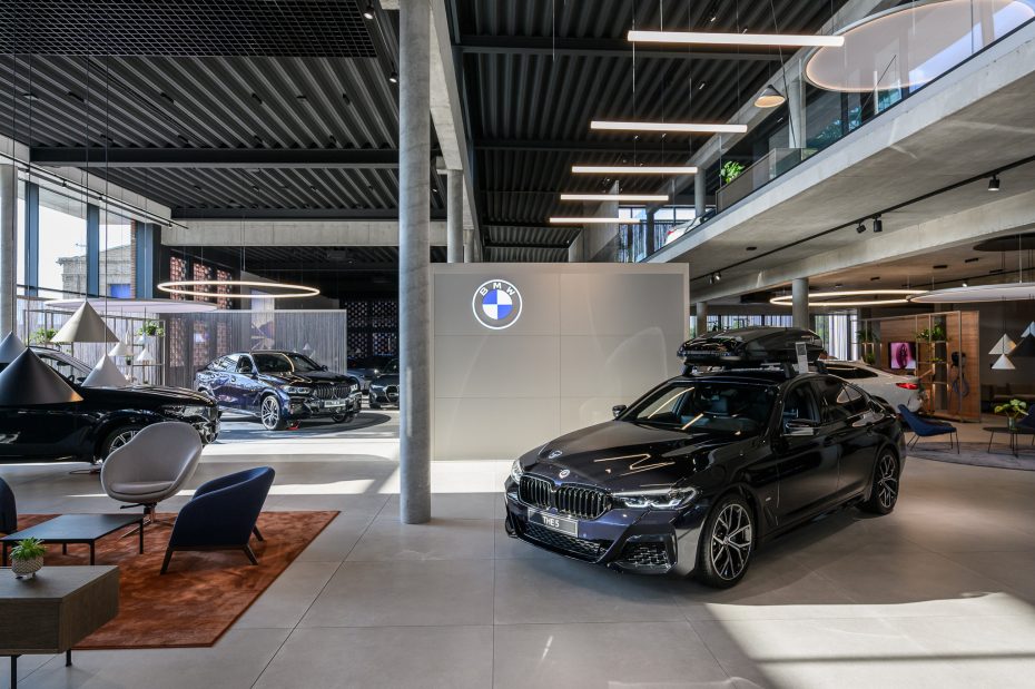 Projekt wnętrza salonu samochodowego BMW w standardzie Retail Next parter środek salonu