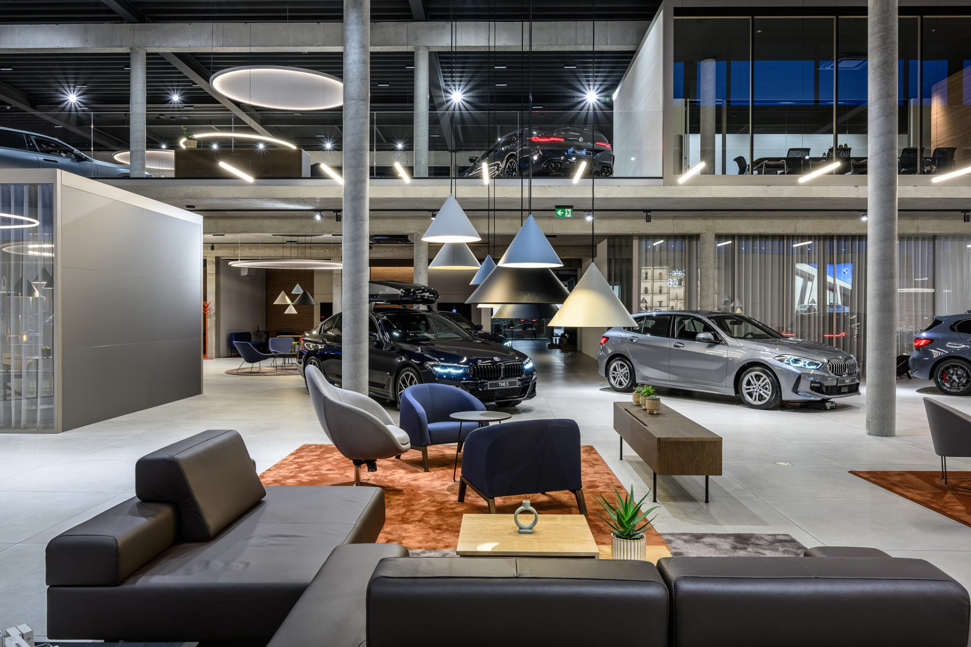 Projekt wnętrza salonu samochodowego BMW w standardzie Retail Next wielopoziomowe wnętrze