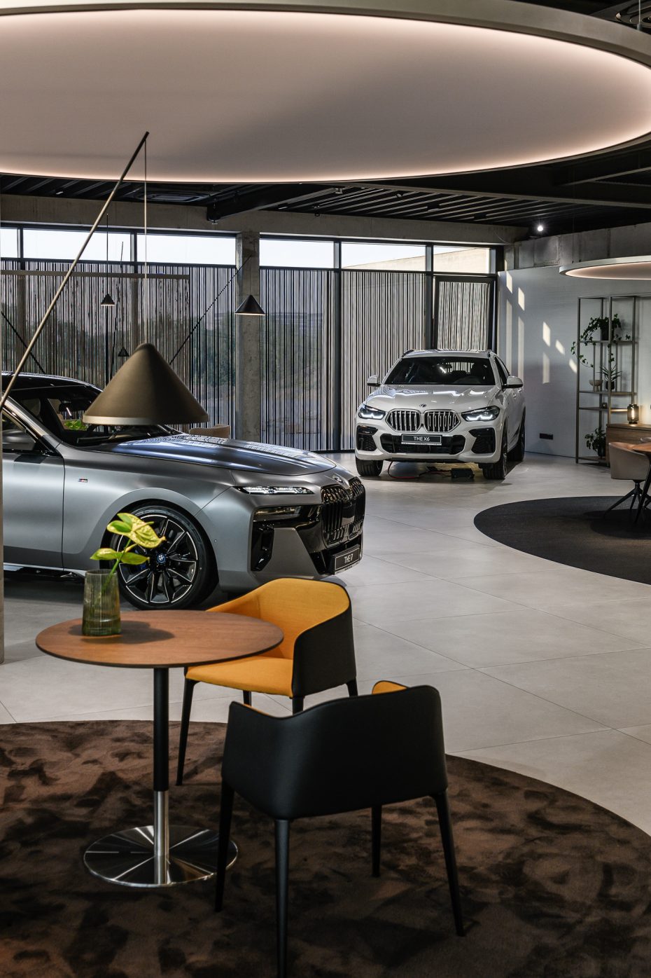 Projekt wnętrza salonu samochodowego BMW w standardzie Retail Next Detal piętra