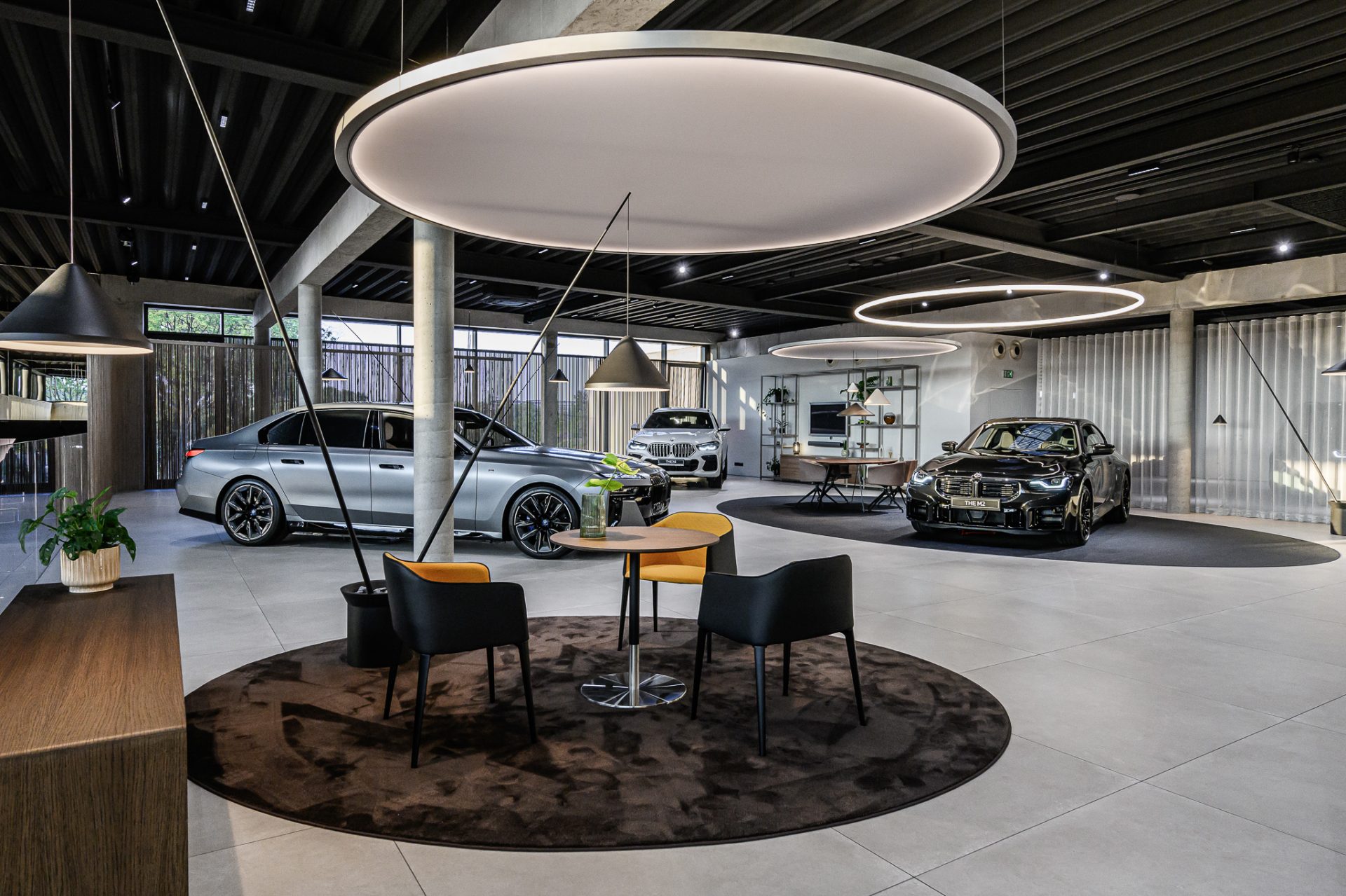 Interior design of a BMW car showroom in the Retail Next standard – wide shot of the upper floor.