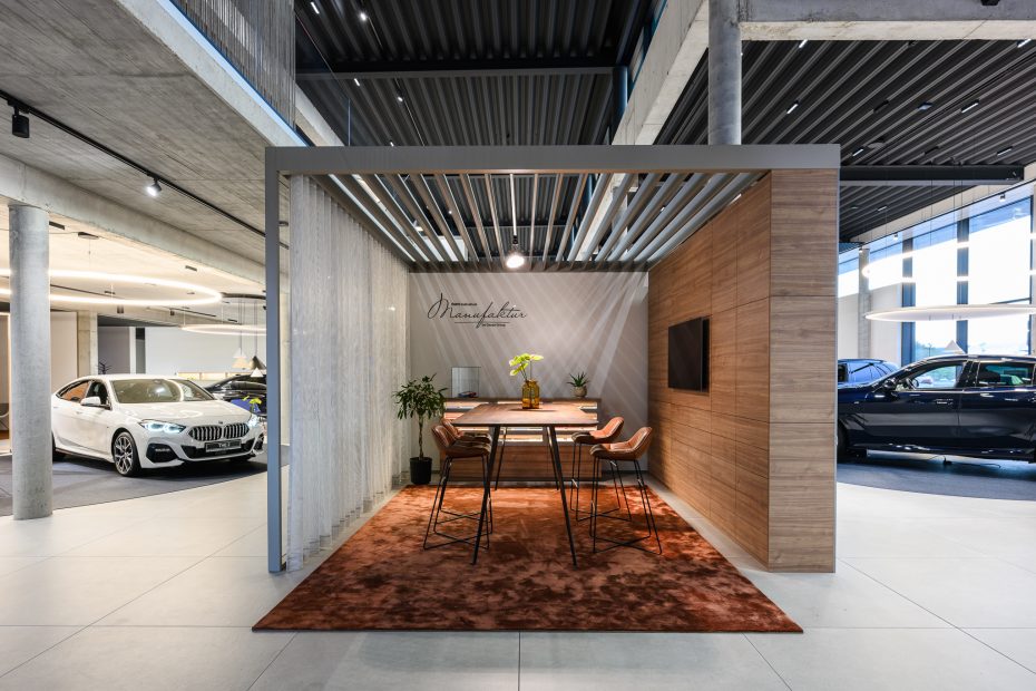 Projekt wnętrza salonu samochodowego BMW w standardzie Retail Next stanowisko doboru materiałów
