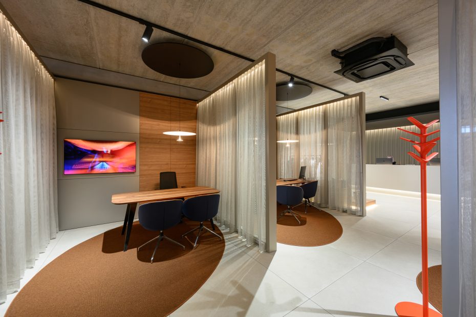 Projekt wnętrza salonu samochodowego BMW w standardzie Retail Next wydzielenie stanowisk konsultacyjnych