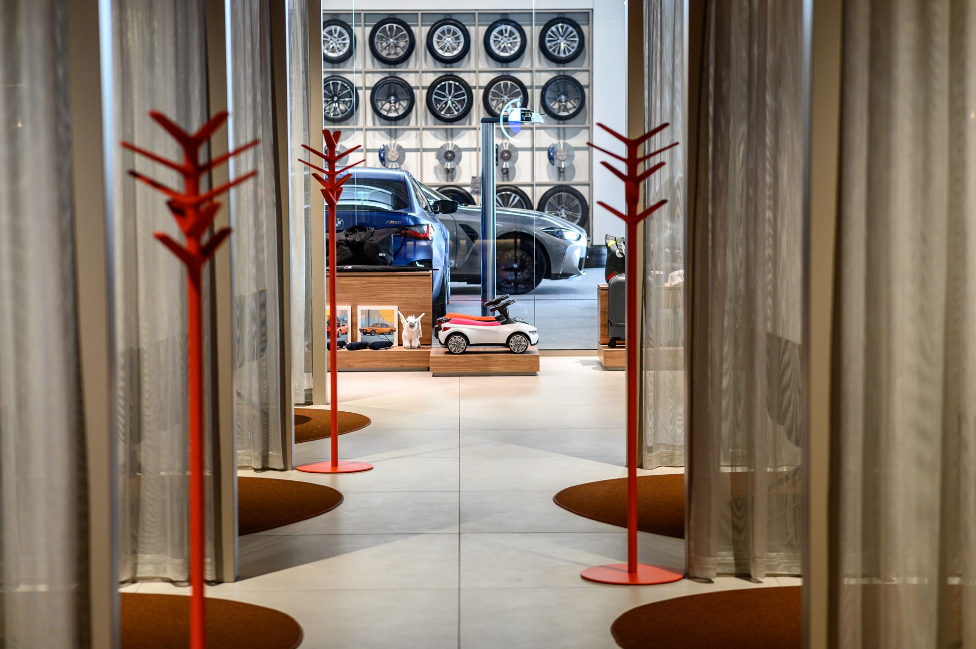 Projekt wnętrza salonu samochodowego BMW w standardzie Retail Next – detal piętra.