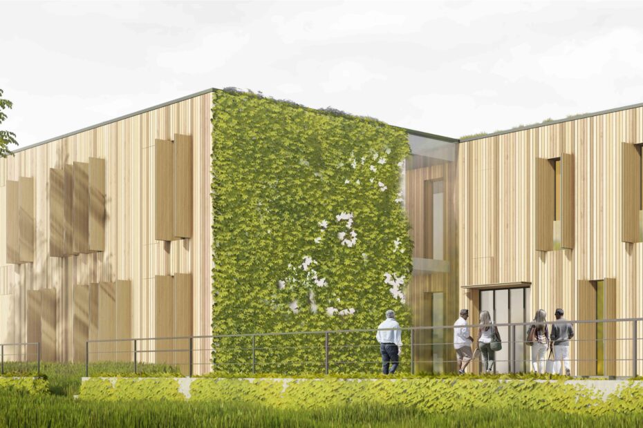 Drewniana elewacja budynku z zieloną ścianą.