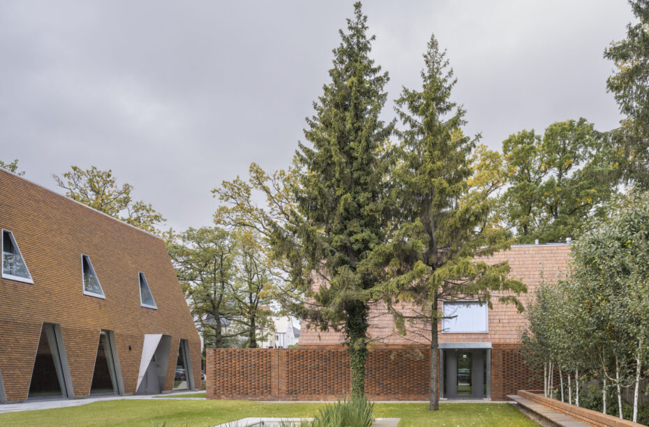 Widok na ogród półpubliczny budynku publicznego