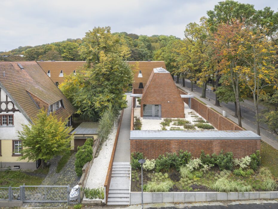 Widok z lotu ptaka na ogród półprywatny budynku publicznego